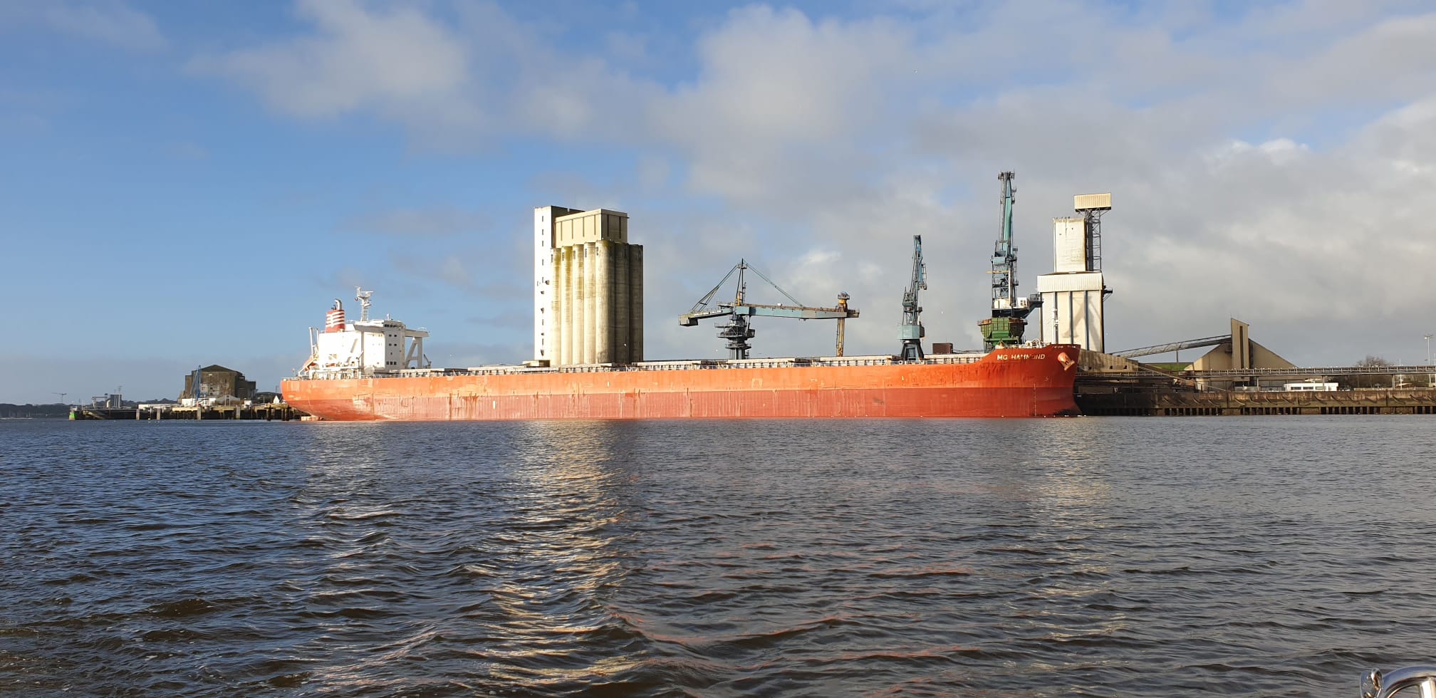 Cargo au port