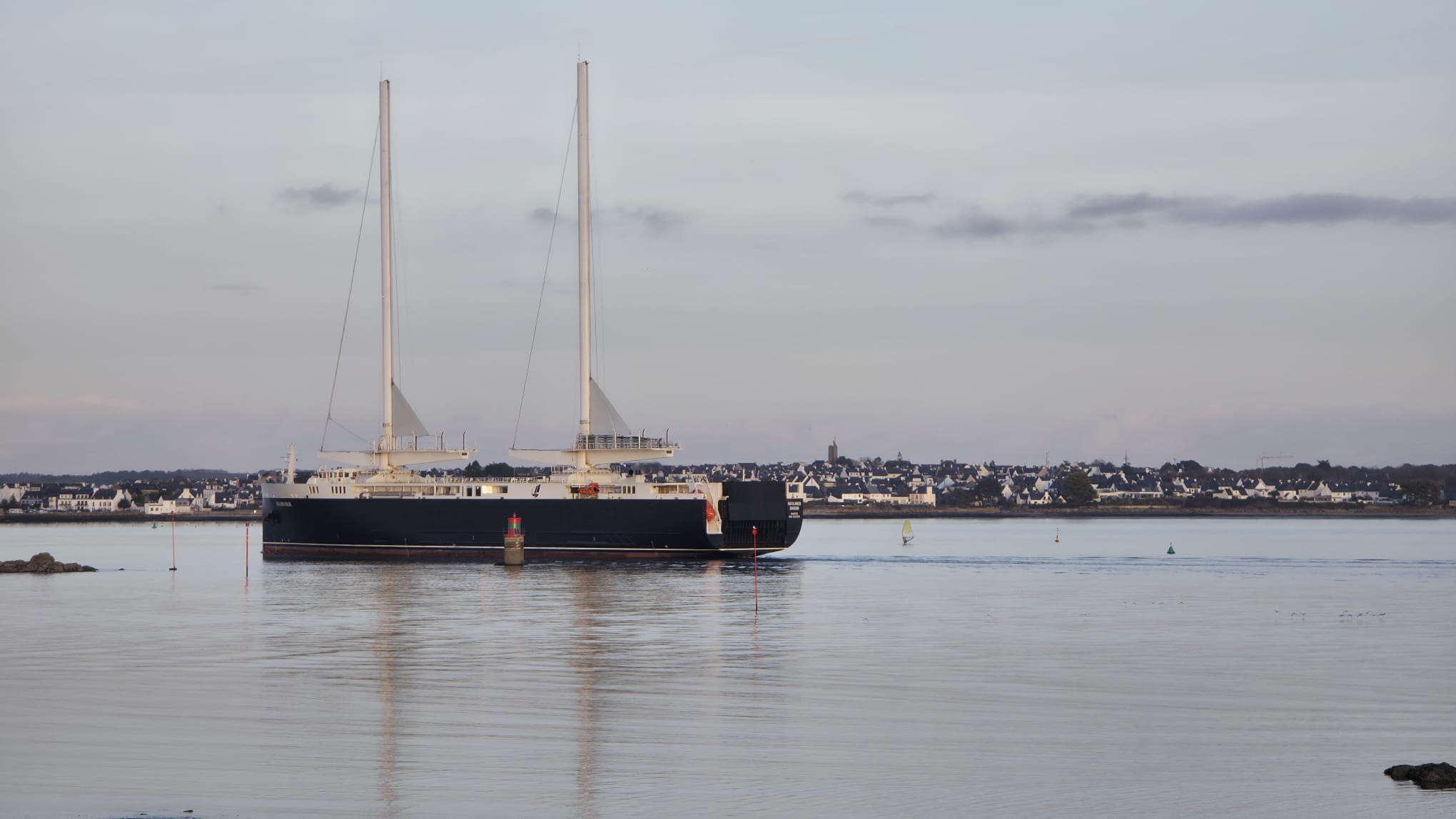Néoliner dans la rade de Lorient au crépuscule