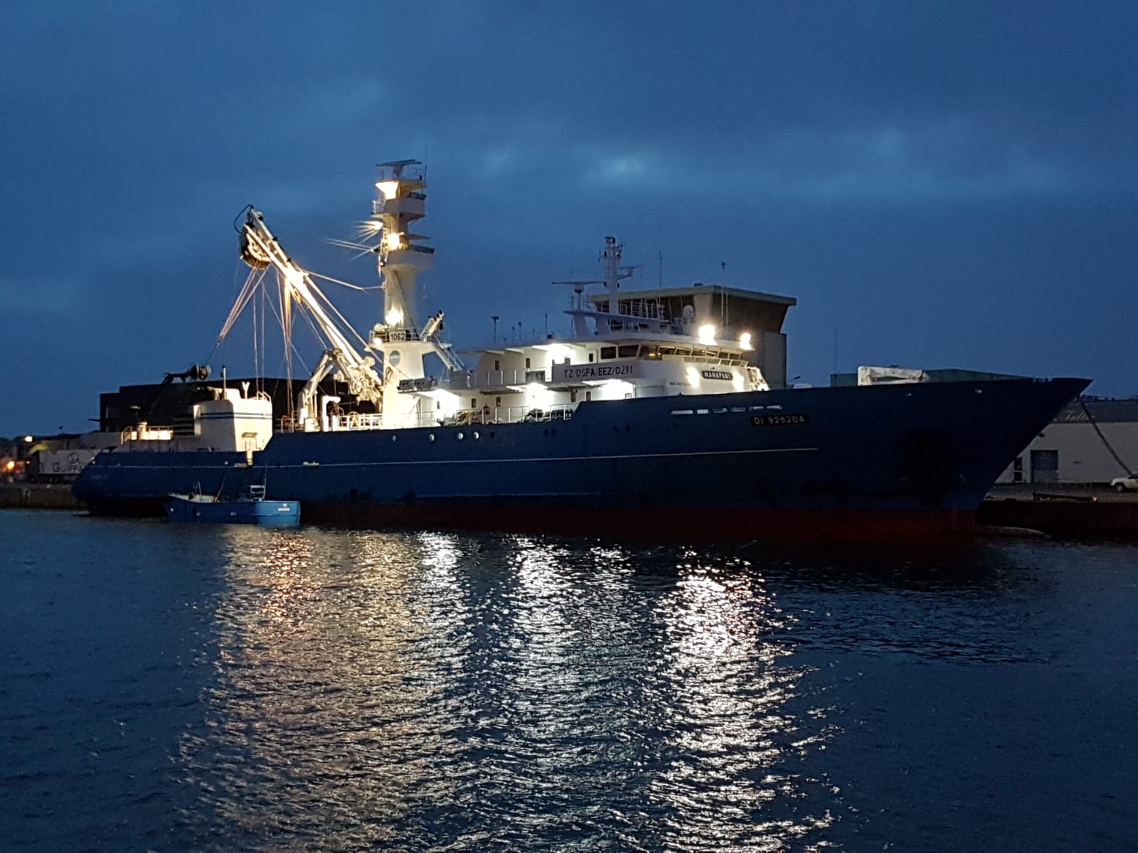 Thonier de nuit au port