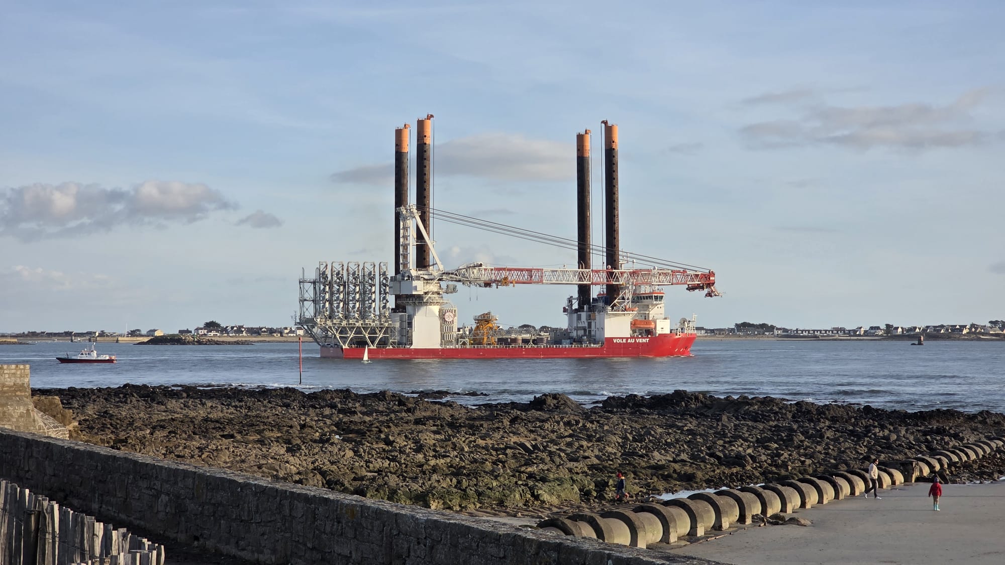 Navire d'installation éolienne Vole au Vent dans la rade de Lorient